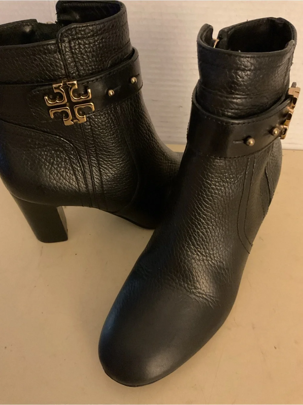 Tory Burch women black leather Turnlock gold logo heel boots zUS 5.5